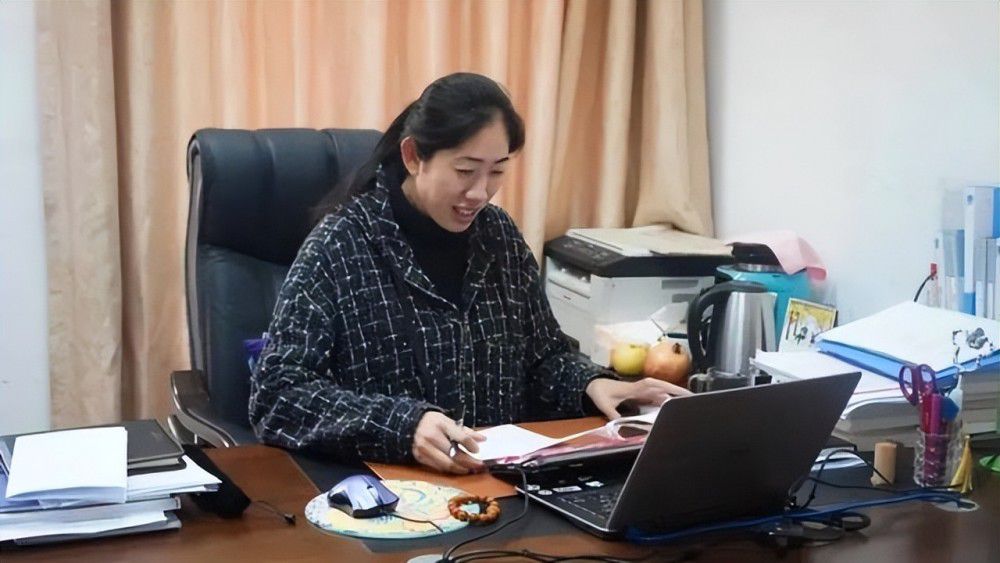 站在一排，跟铜墙铁壁似的矗在白老五身后。